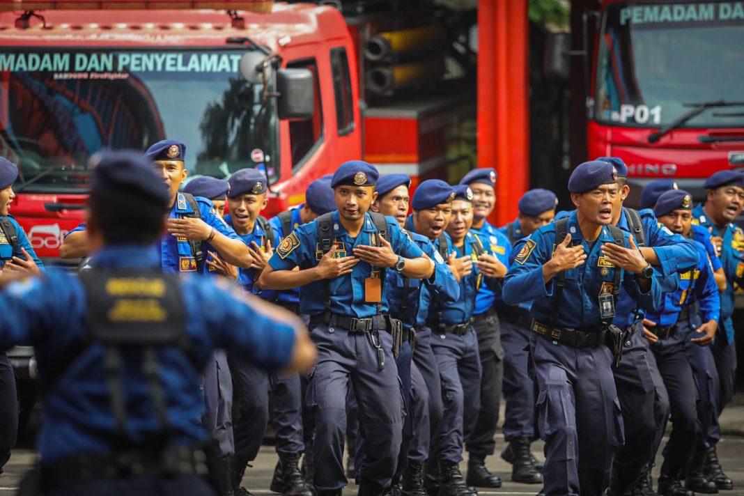 16692986702-pasukan-rescue-diskar-pb-kota-bandung-terus-bantu-evakuasi-korban-gempa-cianjur