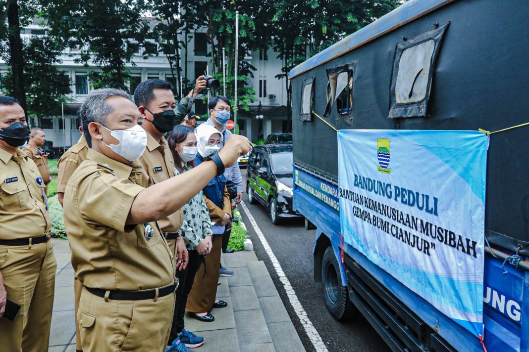 166960993042-pemkot-bandung-kirim-belasan-truk-bantuan-dan-rp-845-juta-untuk-korban-gempa-cianjur