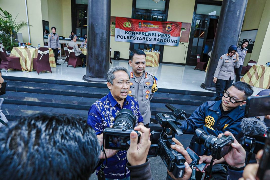 167575419011-pemkot-bandung-bantu-polrestabes-mobil-pengawalan