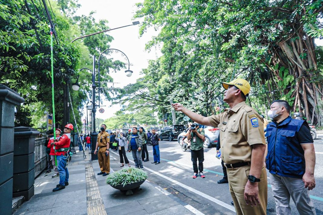 1676956155100-jaga-estetika-dan-keselamatan-warga-pemkot-bandung-masifkan-penertiban-kabel