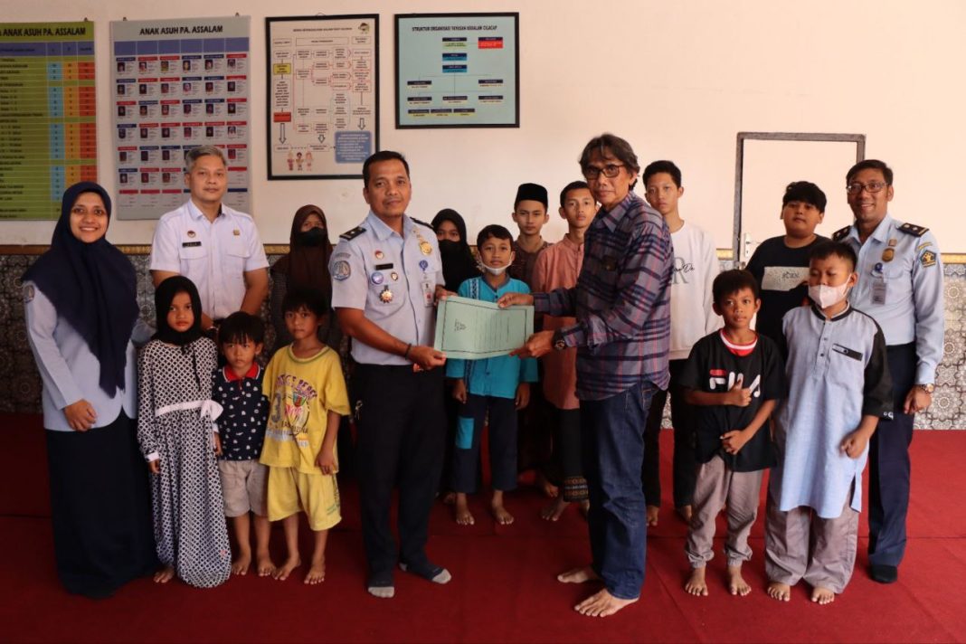 Kantor Imigrasi Cilacap berikan bantuan sembako dan uang kepada Panti Asuhan Assalam Cilacap. (Foto: Imigrasi Cilacap)