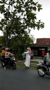Sanggar Senam Yohan's Studio dan Chika YouTubers Bagi-Bagi Takjil