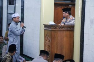 Sesi tanya jawab saat di masjid al falah Surabaya giat jumat curhat kapolda jatim : Irjen Pol Toni Harmanto