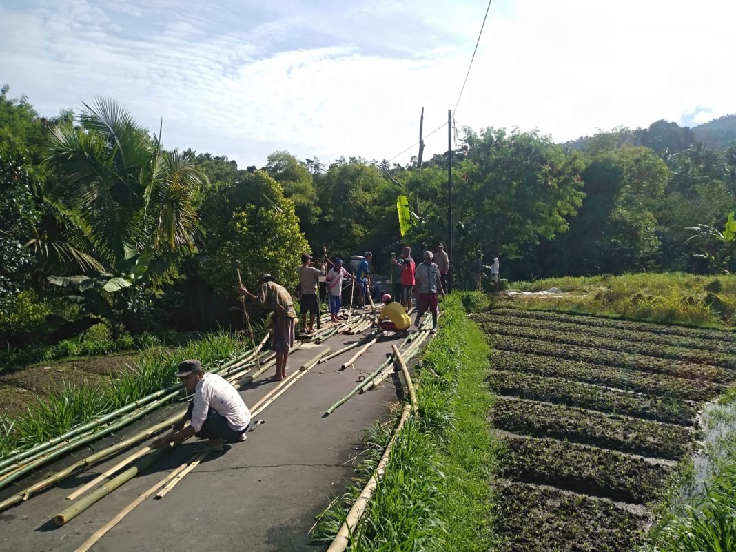 Warga Desa Raga Tunjung Gotong Royong Bangun Jembatan Darurat