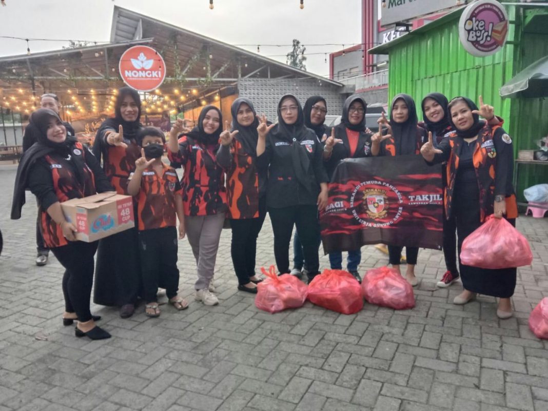 Giat Bagi Takjil Srikandi Pemuda Pancasila Gunung Anyar Perkuat Solidaritas