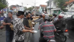 Bagikan 500 Paket Takjil, KJJT dan NGO BARA Sampang Madura Turun Jalan