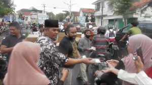 Bagikan 500 Paket Takjil, KJJT dan NGO BARA Sampang Madura Turun Jalan