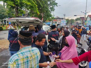 Bagikan 500 Paket Takjil, KJJT dan NGO BARA Sampang Madura Turun Jalan