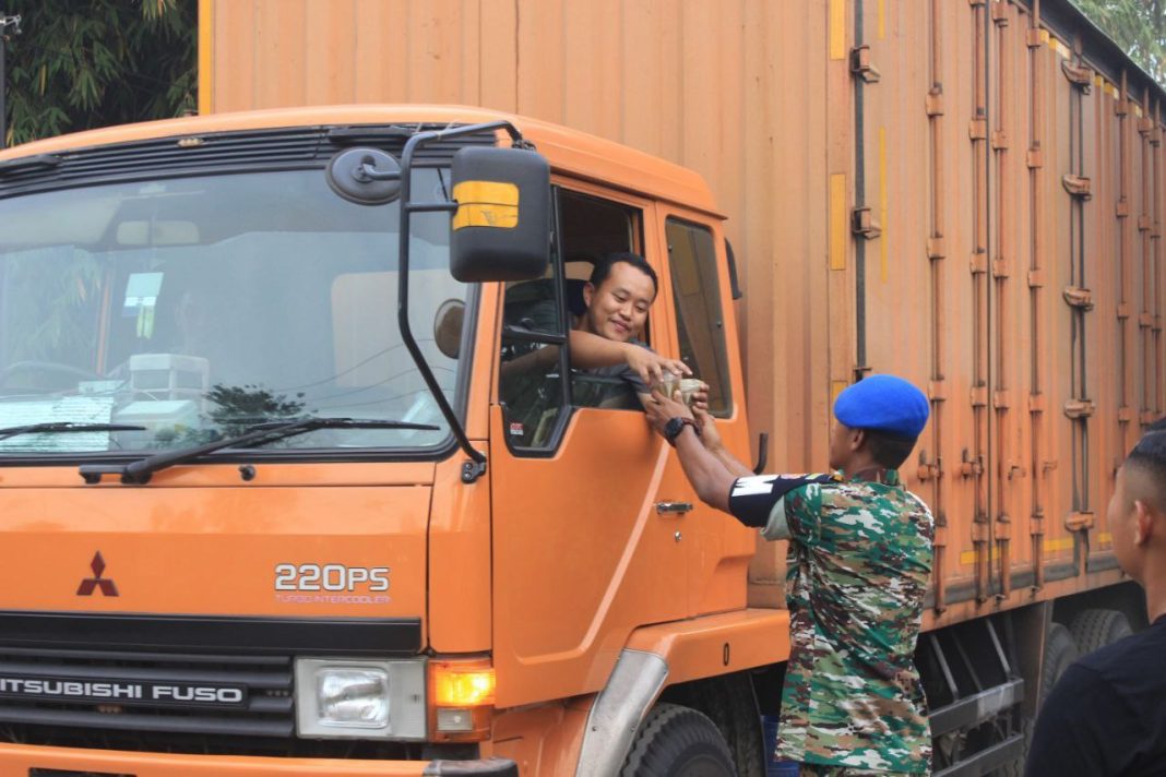 Berkah Ramadhan, Prajurit Anoraga Bagikan Takjil Gratis.