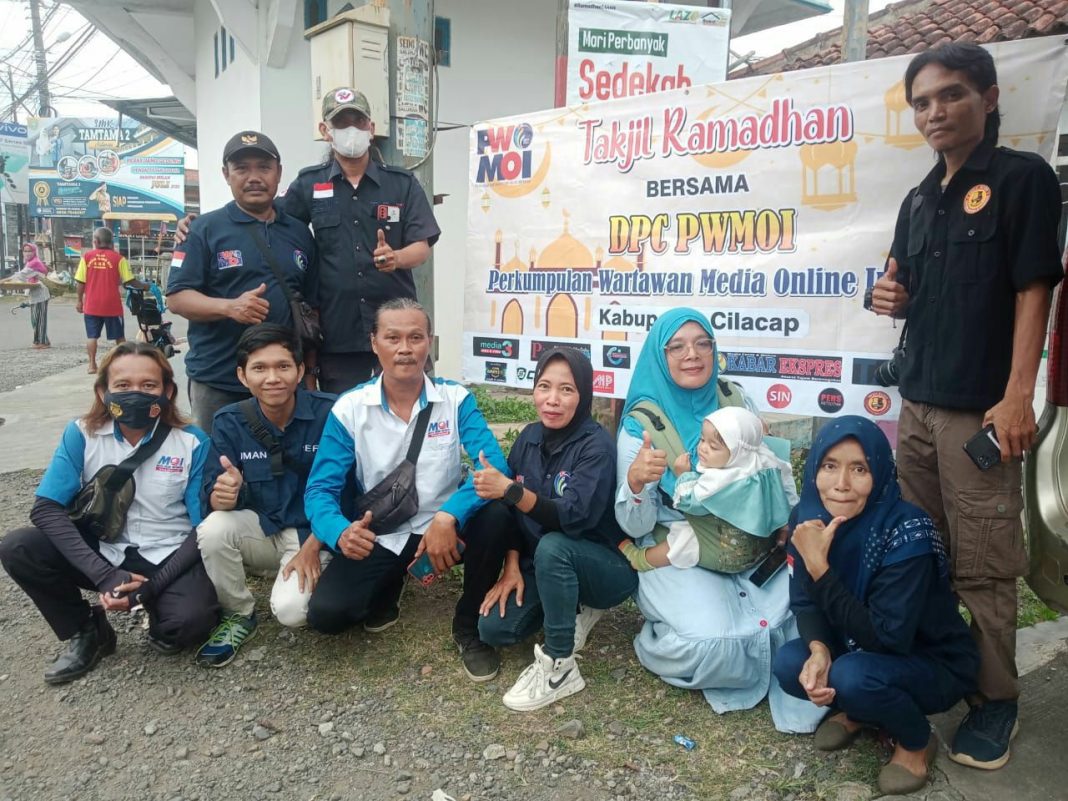 Takjil Ramadhan DPC PWMOI Kabupaten Cilacap di Serbu Warga