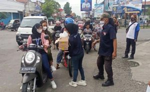 Takjil Ramadhan DPC PWMOI Kabupaten Cilacap di Serbu Warga