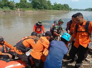 Tim BPBD Kabupaten Bojonegoro Evakusai Korban Tenggelam di Sungai Bengawan Solo