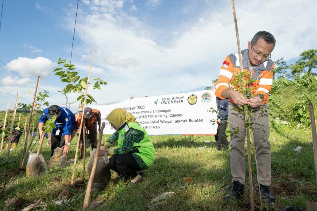 SBI memperingati Hari Bumi 2023 dengan menanam pohon. (Foto: Dok PT Solusi Bangun Indonesia Tbk)