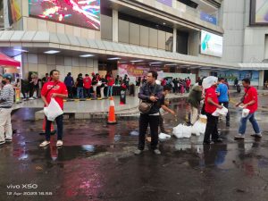 Sejumlah Teknisi Handphone Arek Suroboyo, Gandeng KJJT Bagikan 1000 Takjil