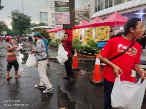 Sejumlah Teknisi Handphone Arek Suroboyo, Gandeng KJJT Bagikan 1000 Takjil