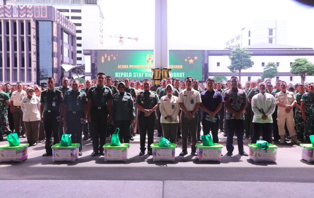 Ringankan Beban Anggota Jelang Idul Fitri, Kasad Berikan Bingkisan Lebaran