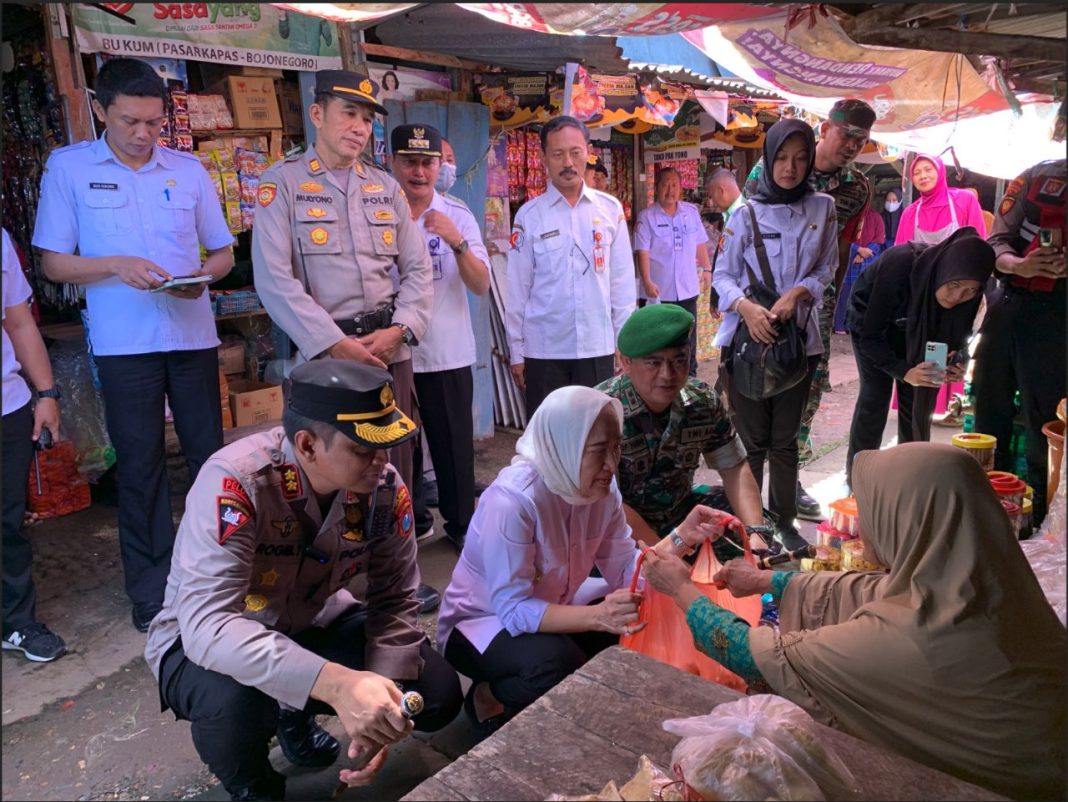 Sidak Harga dan Stok Bahan Pokok, Bupati Bojonegoro Sebut Akan Kaji Perbaikan Pasar