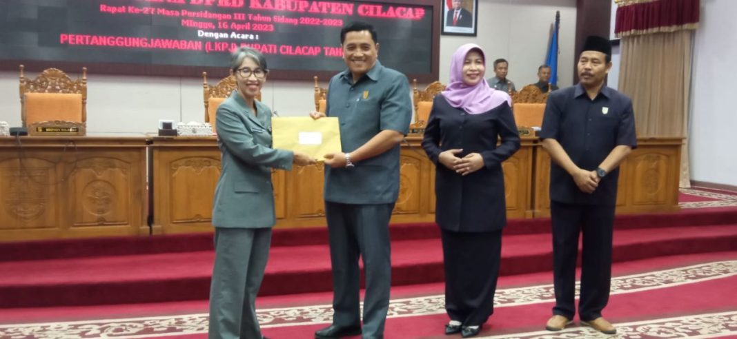 Rapat Paripurna DPRD terhadap pemberian rekomendasi tentang kinerja Pemkab. (Foto: Estanto Prima Yuniarto)