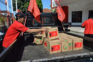 Sekitar 1.300 lebih parsel Lebaran dari Ketua DPC PDI Perjuangan didistribusikan kepada jajaran pengurus PAC dan KSB Ranting se-Kabupaten Cilacap. (Foto: Dok Taufik Nurhidayat)