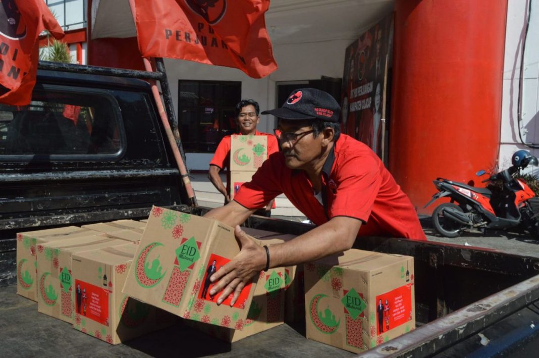 Sekitar 1.300 lebih parsel Lebaran dari Ketua DPC PDI Perjuangan didistribusikan kepada jajaran pengurus PAC dan KSB Ranting se-Kabupaten Cilacap. (Foto: Dok Taufik Nurhidayat)