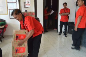 Sekitar 1.300 lebih parsel Lebaran dari Ketua DPC PDI Perjuangan didistribusikan kepada jajaran pengurus PAC dan KSB Ranting se-Kabupaten Cilacap. (Foto: Dok Taufik Nurhidayat)