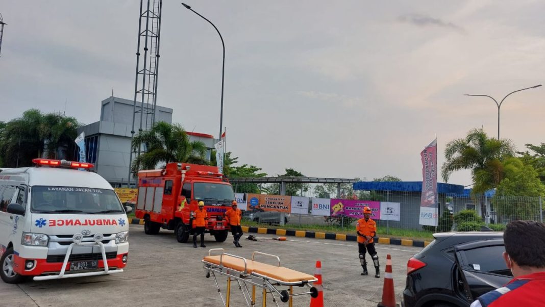 elang Hari Raya Idul Fitri, Basarnas Cilacap Simulasi Tangani Kecelakaan dengan Penanganan Khusus di Jalan Tol
