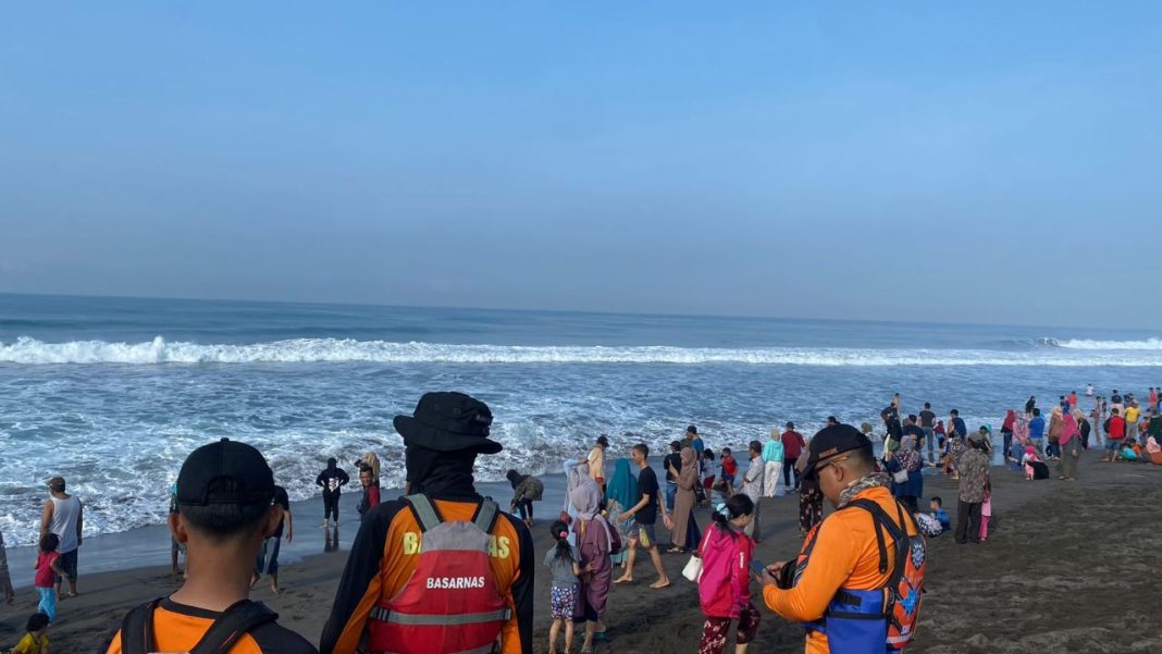 Korban Terseret Ombak di Setrojenar Masih Dicari