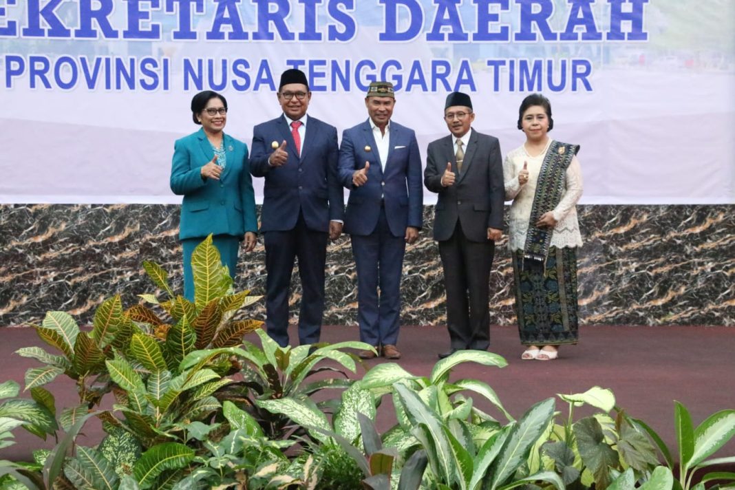 Gubernur VBL Lantik Kosmas Lana sebagai Sekda NTT