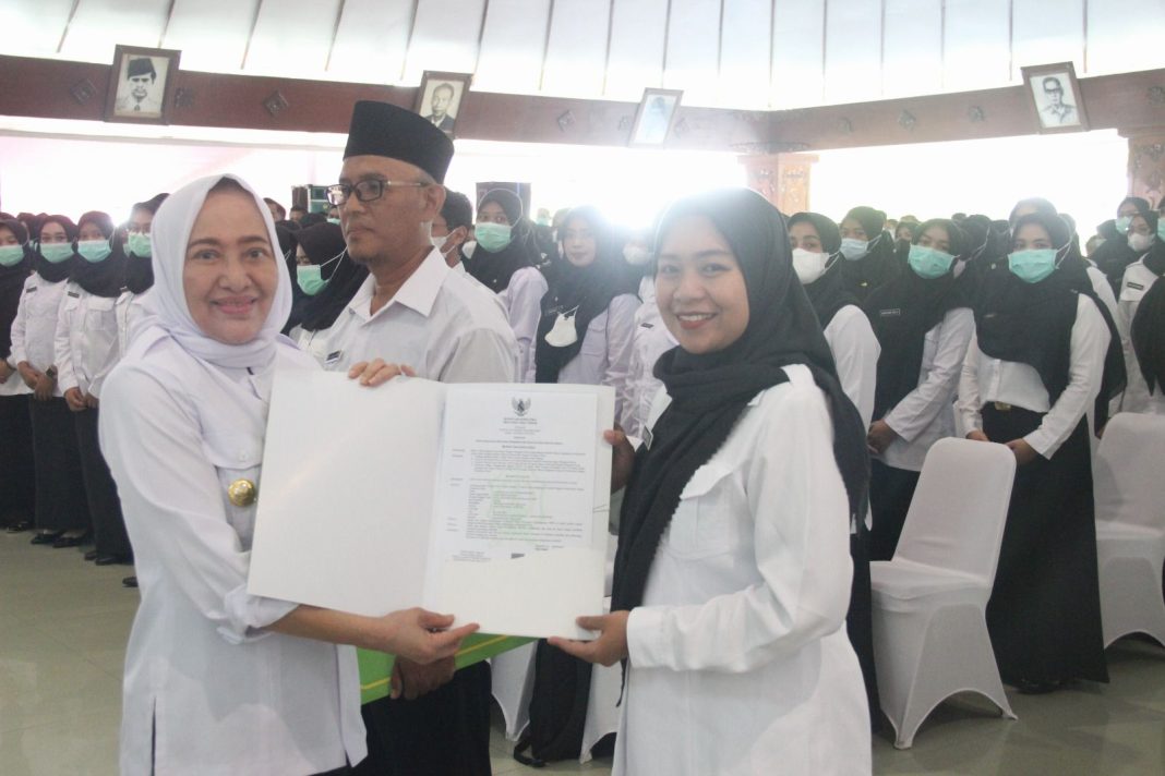 Bupati Bojonegoro Serahkan Ratusan SK PPPK Tenaga Kesehatan, Ajak Tingkatkan Dedikasi