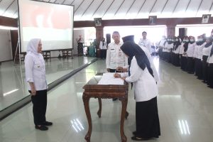 Bupati Bojonegoro Serahkan Ratusan SK PPPK Tenaga Kesehatan, Ajak Tingkatkan Dedikasi
