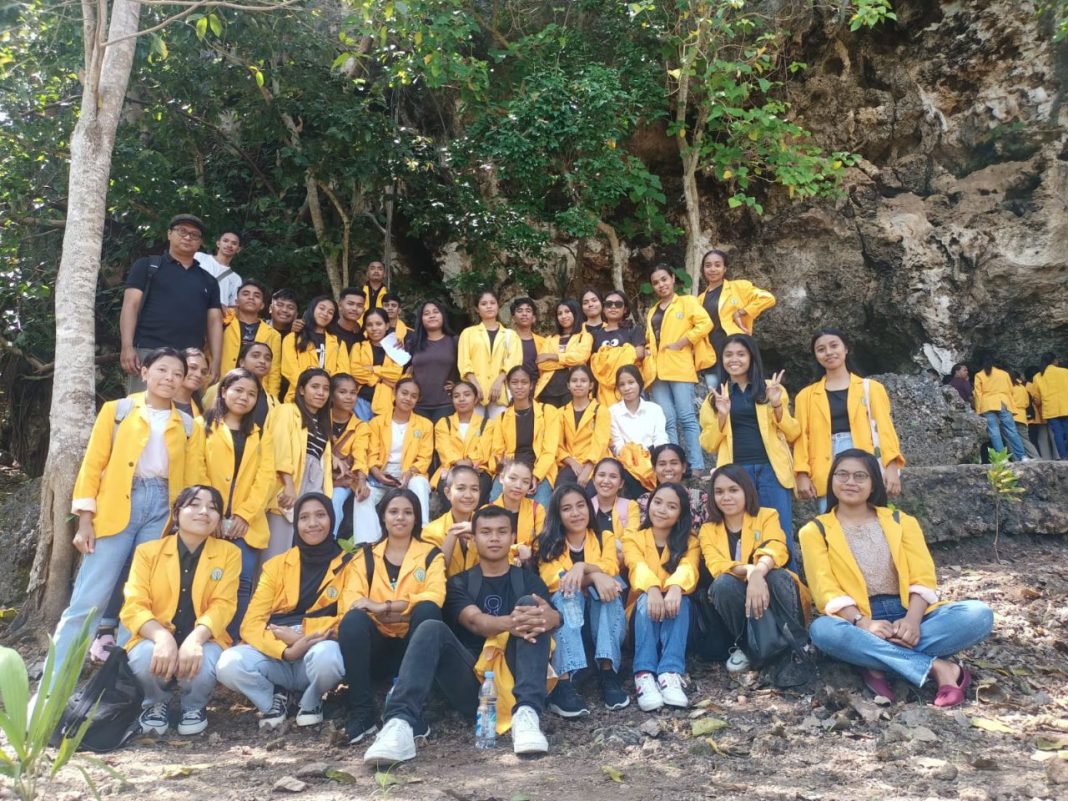 Semester ll, Prodi Sejarah FKIP Undana Melakukan Observasi di Gua Nuat Bkau