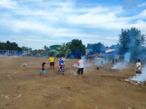 Mahasiswa KKN-T Mandiri Unwira Kupang Melaksanakan Kegiatan Pembersihan Sampah di Pasar Mirek, Flores Timur