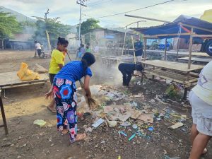 Mahasiswa KKN-T Mandiri Unwira Kupang Melaksanakan Kegiatan Pembersihan Sampah di Pasar Mirek, Flores Timur