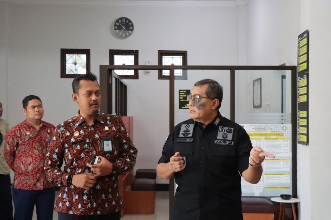 Kadiv Keimigrasian Jateng Sidak Imigrasi Cilacap