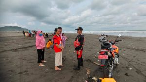 Seorang Remaja Terseret Arus Saat Berenang di Pantai Bunton