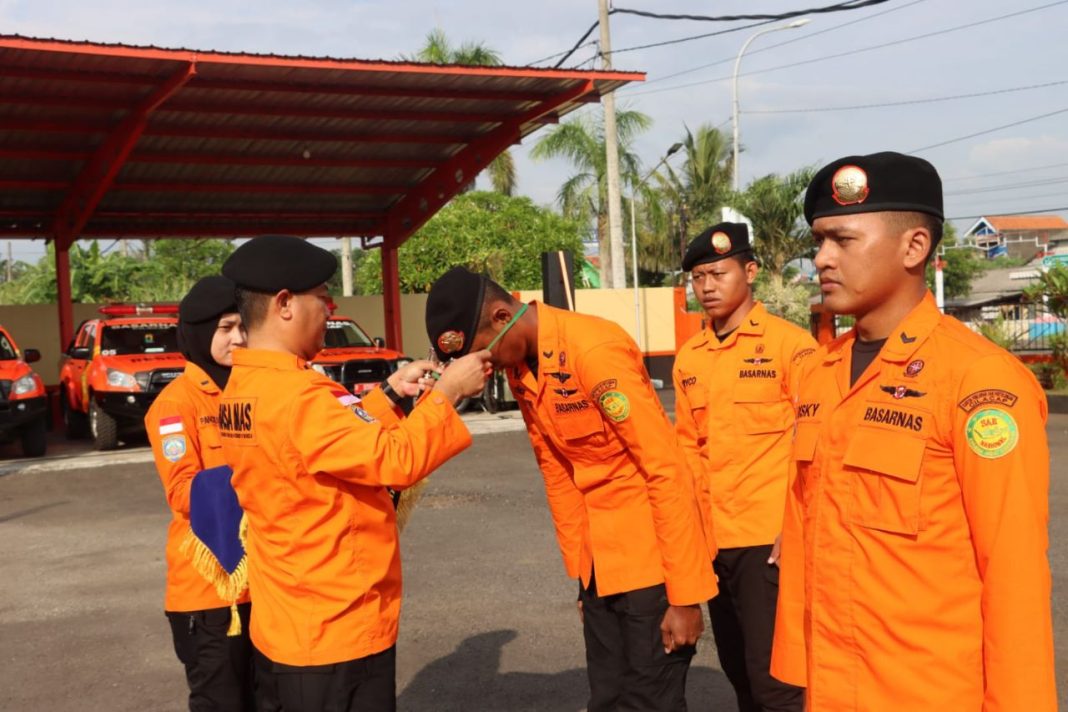 Rescuer SAR Cilacap mengikuti pelatihan kemampuan melakukan pertolongan di bawah air. (Foto: Humas Basarnas Cilacap)