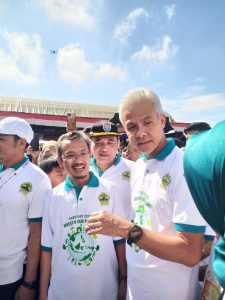 Gubernur Jawa Tengah Ganjar Pranowo disambut General Manager SBI Pabrik Cilacap Istifaul Amin saat meninjau stand UMKM di Hari Bumi 2023, dan
kursi mungil berbahan dasar sampah ban bekas tampil elegan sebagai produk UMKM. (Foto: Dok SBI Pabrik Cilacap)