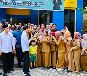 Presiden Jokowi Tinjau Aktivitas Belajar Mengajar di SMKN 4 Kota Jambi