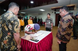 Lantik BLM, BEM dan Menwa, Rektor Undana : Mahasiswa Perlu Kritis Tapi Harus Santun