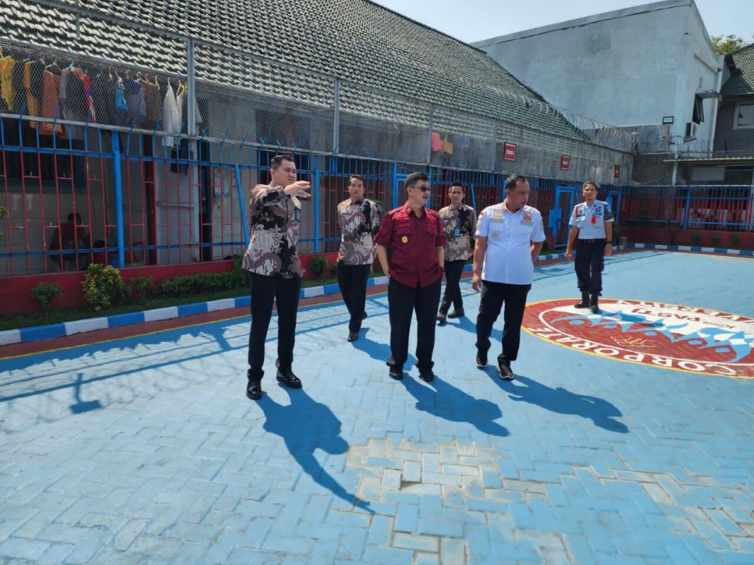 photo_6289697980147677175_y Sidak Lapas Sidoarjo, Kadivpas Tegur Sapa Dengan Warga Binaan