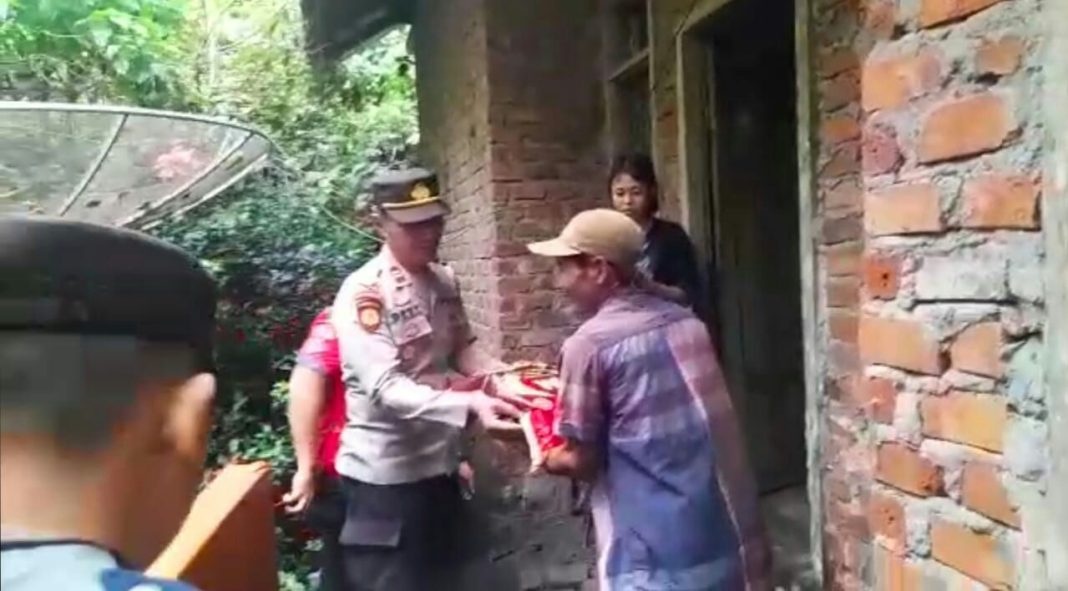 Polres Musi Rawas Serahkan bantuan Sosial Kepada masyarakat kurang mampu