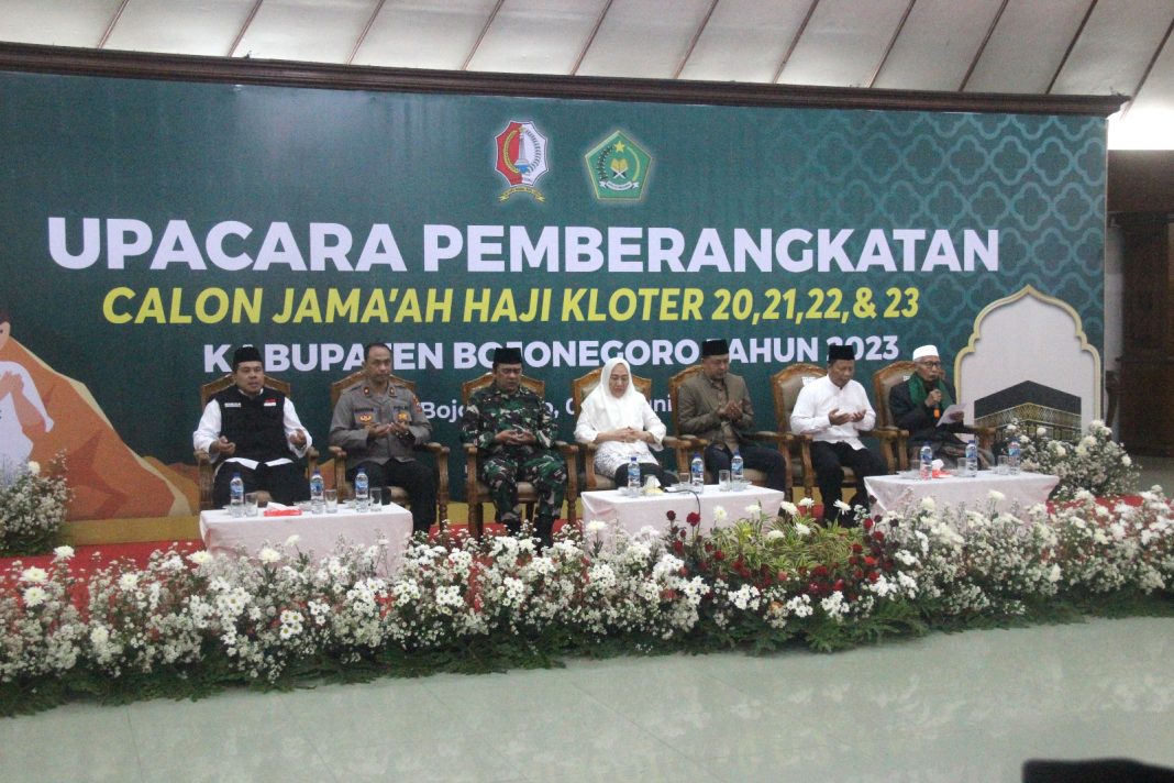 Bupati Anna Mu’awanah Lepas Jemaah Haji Bojonegoro, Berpesan Selalu Jaga Kesehatan