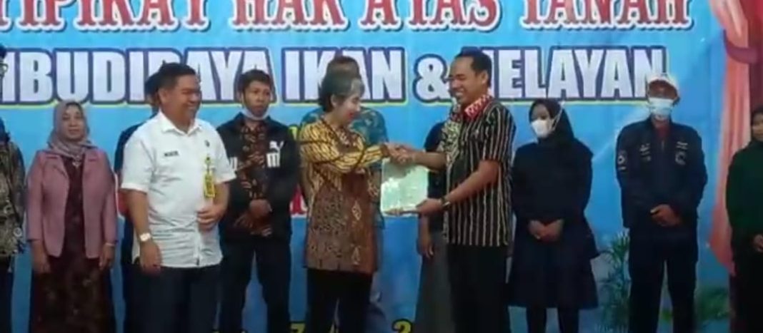 ATR/BPN Serahkan Sertifikat Hak Atas Tanah kepada Nelayan dan Pembudidaya Ikan Cilacap