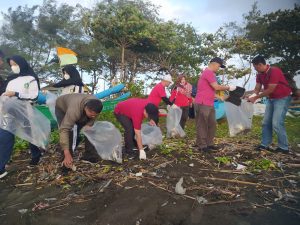 SBI Bersih-bersih Pantai Teluk Penyu, 850 Kg Sampah Terkumpul