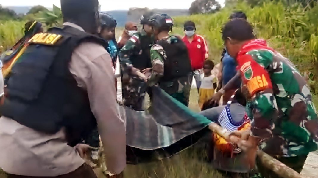 Babinsa Koramil Jila Bantu Evakuasi Warga Binaannya Ke Puskesmas