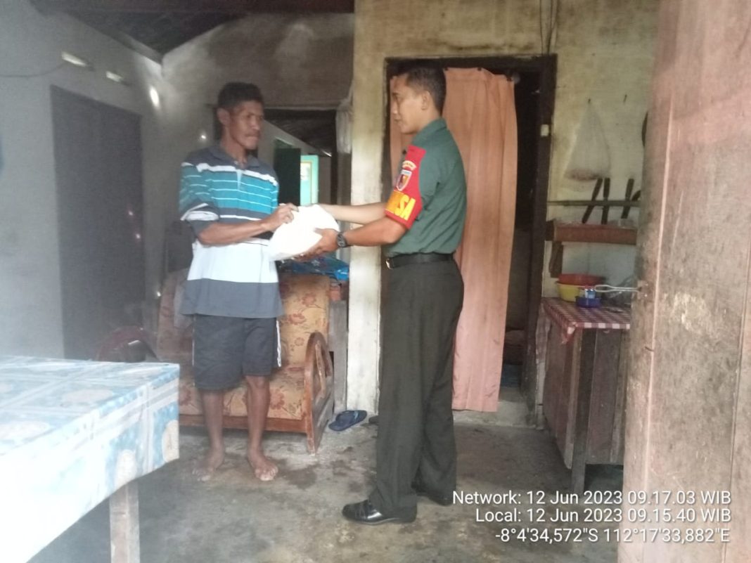 Bantu Warga Kurang Mampu, Anggota Koramil Talun Laksanakan Kegiatan Babinsa Masuk Dapur