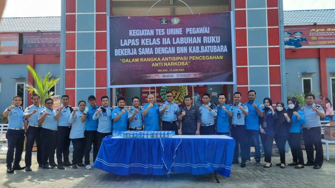 Komitmen Wujudkan Lapas Bersinar, Petugas Lapas Kelas II A Labuhan Ruku Jalani Tes Urin bekerja sama dengan BNNK Batu Bara