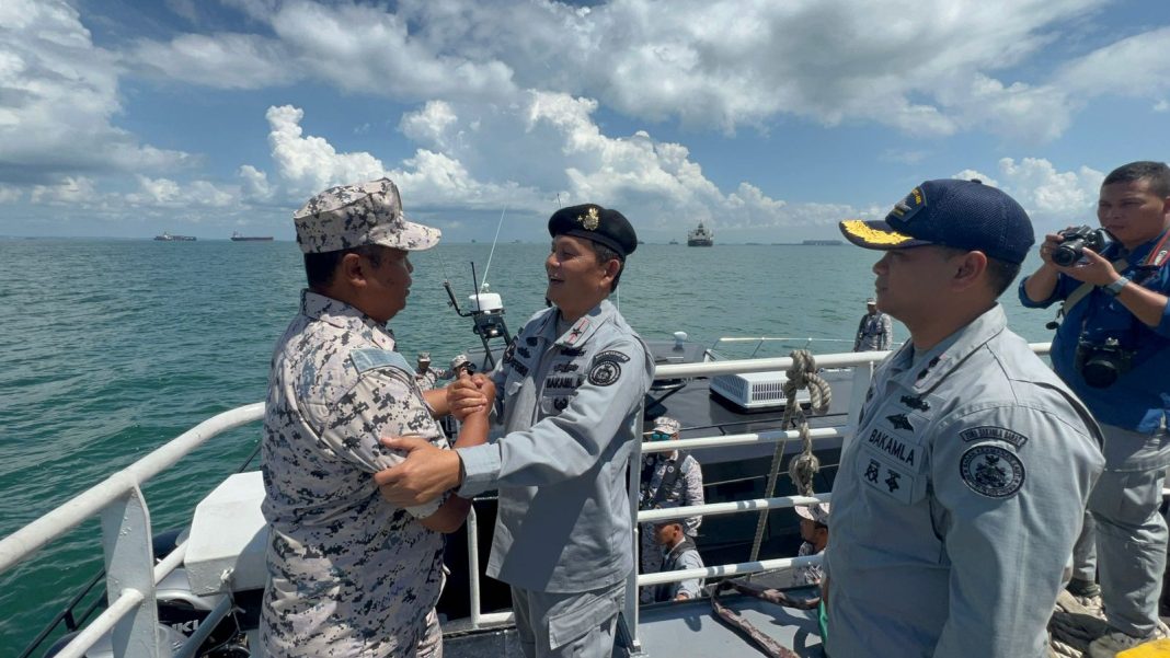 Bakamla RI Jemput Dua Nelayan Indonesia Yang Terdampar di Malaysia