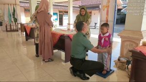 Dukung Program Balita Sehat, Babinsa Koramil Selorejo Dampingi Kegiatan Posyandu Di Wilayah