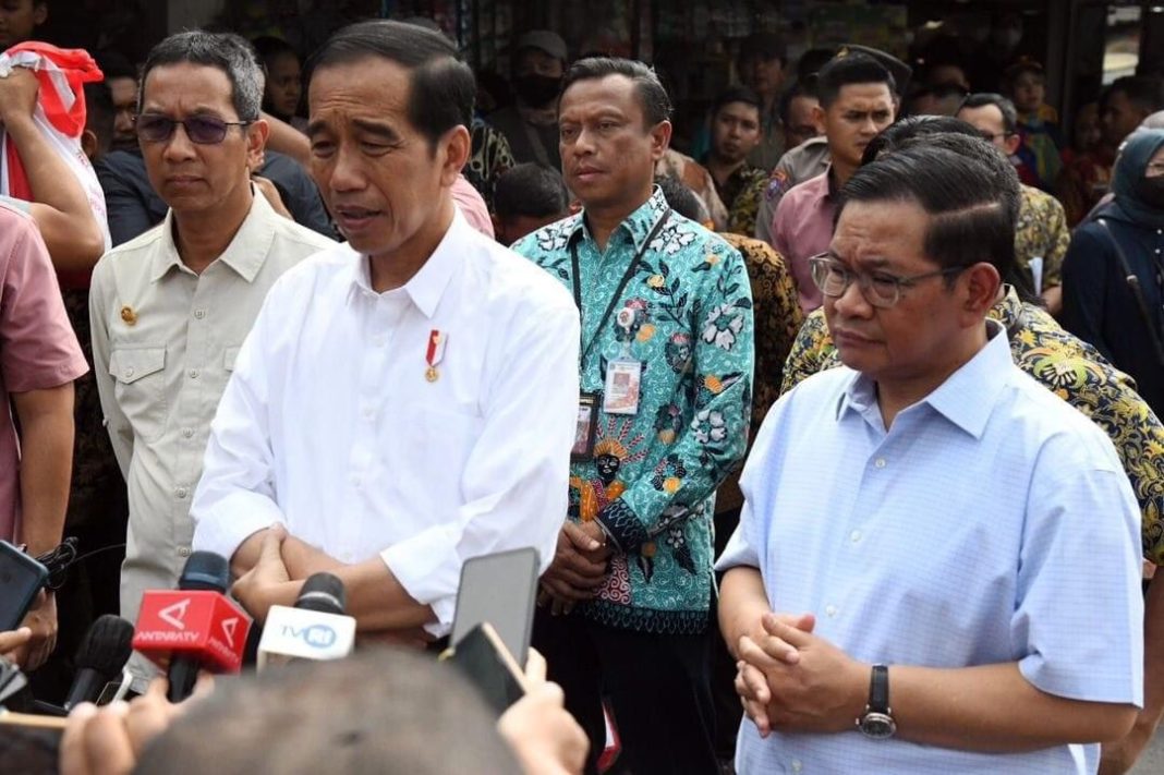 Presiden Jokowi Tinjau Harga Kebutuhan Pokok di Pasar Menteng Pulo Jakarta